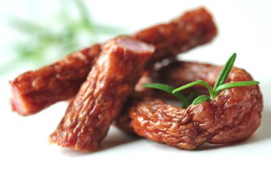 otlar ve baharatlar ile beyaz zemin üzerine et sosis