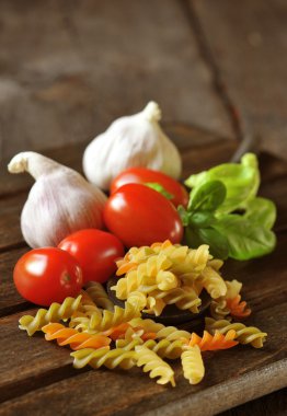pişmemiş makarna çeşitleri sarımsak ve domates ile