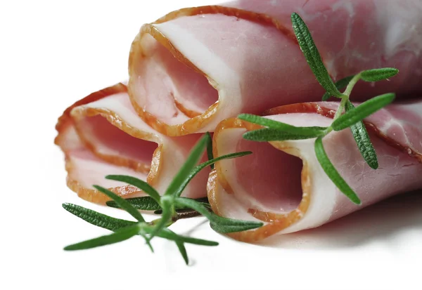 猪肉火腿切片与药草和香料的白色背景上 — 图库照片