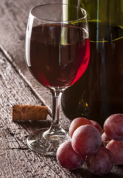 Rode wijn met bladeren — Stockfoto