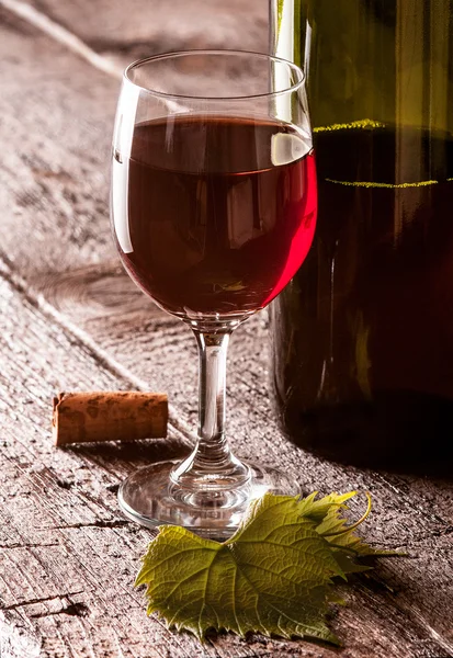 Vino tinto con hojas —  Fotos de Stock