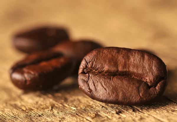 Granos de café en el fondo de madera — Foto de Stock