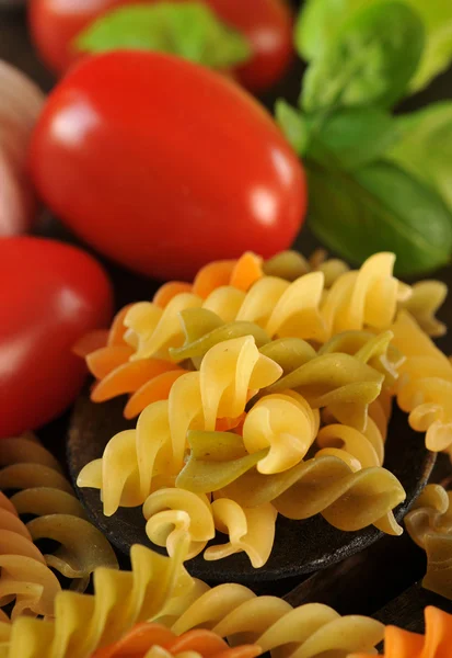 意大利原料面与大蒜和樱桃西红柿 免版税图库图片
