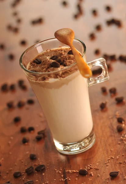 Холодна свіжа крижана кава з кавовими зернами та корицею крупним планом — стокове фото