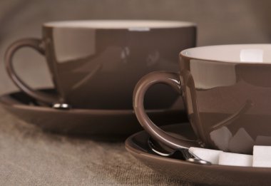 iki kahverengi kahve fincanı şeker küpleriyle