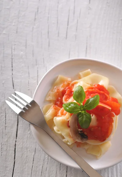 Tagliatelle těstoviny s rajčatovou omáčkou a žampiony — Stock fotografie