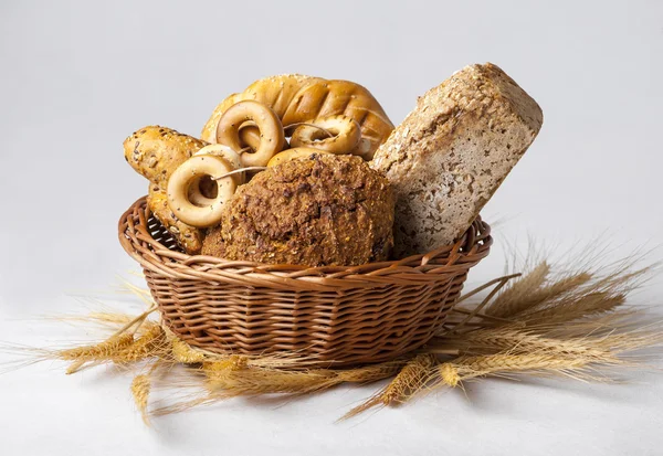 Chléb s obilím a uši v koši — Stock fotografie