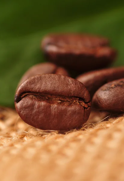 Chicchi di caffè e sacco di tela - primo piano — Foto Stock