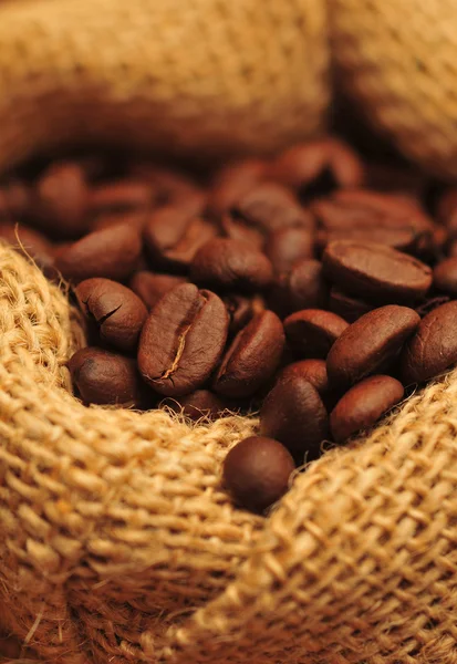 Kaffeebohnen und Leinensack - Nahaufnahme — Stockfoto