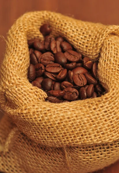 Koffiebonen en doek zak - close-up — Stockfoto