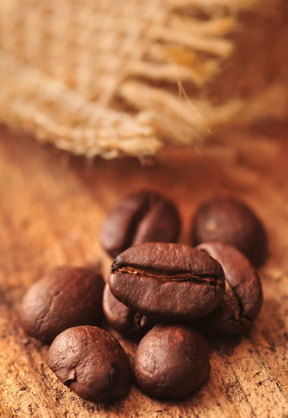 Kaffeebohnen und Leinensack - Nahaufnahme — Stockfoto