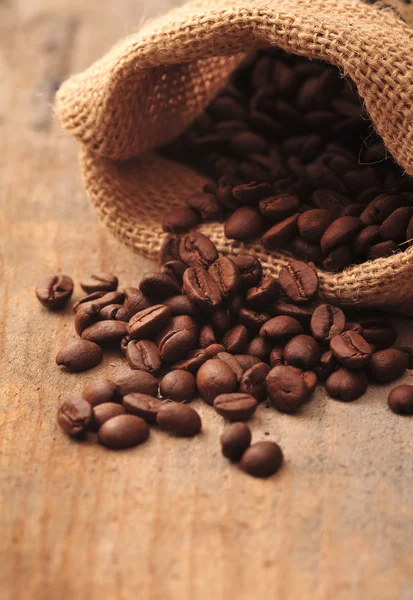 Coffee beans and canvas sack - close up — Stock Photo, Image