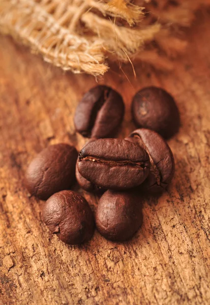 Grãos de café e saco de lona - close-up — Fotografia de Stock