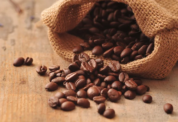 Chicchi di caffè e sacco di tela - primo piano — Foto Stock