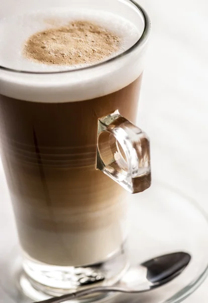 Szklanka cappuccino na białym tle — Zdjęcie stockowe