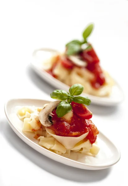 Italské těstoviny s rajčatovou omáčkou a žampiony — Stock fotografie