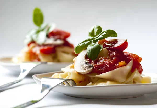 Pastas italianas con salsa de tomate y setas — Foto de Stock