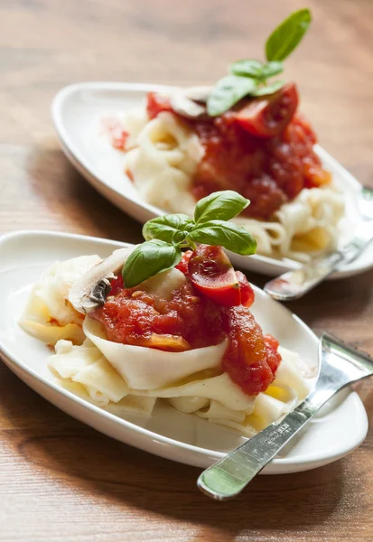 Italiaanse pasta met tomatensaus en paddestoelen — Stockfoto