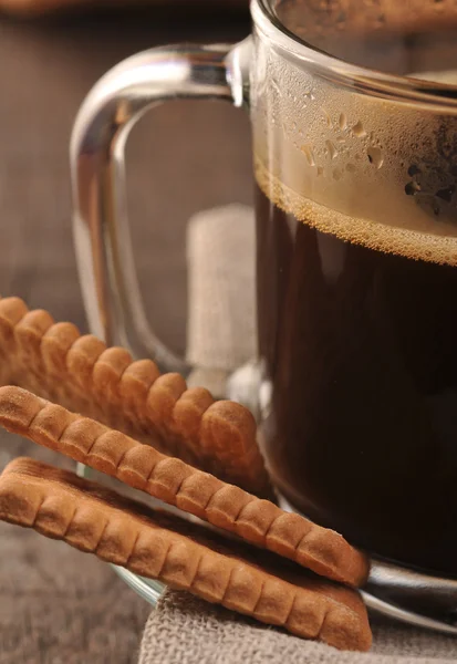 Schwarzer Kaffee mit Keksen — Stockfoto