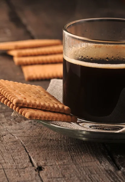 Zwarte koffie met cookies — Stockfoto