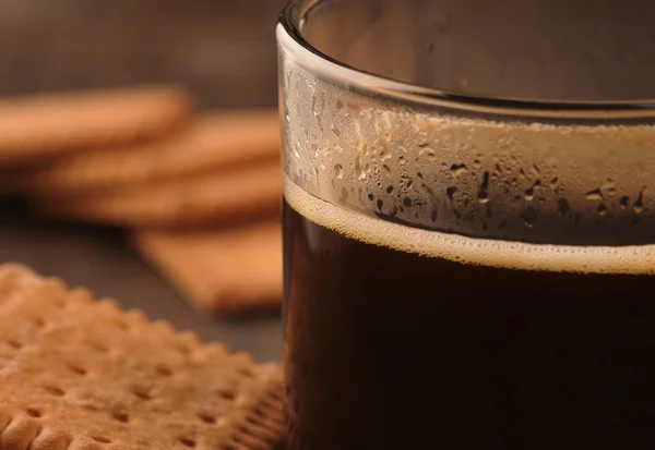 Schwarzer Kaffee mit Keksen — Stockfoto