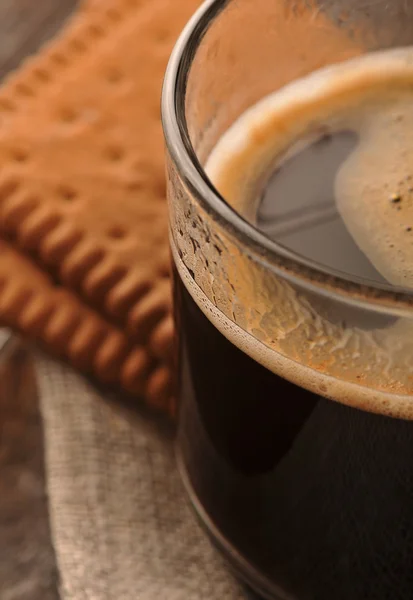 Schwarzer Kaffee mit Keksen — Stockfoto