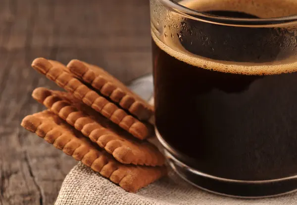 Schwarzer Kaffee mit Keksen — Stockfoto