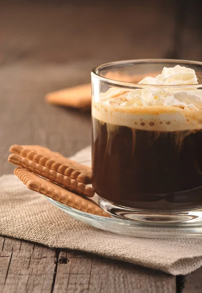 Café en la taza de vidrio con galletas — Foto de Stock