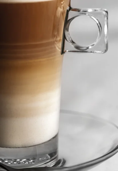 Koffie met melk in glazen - closeup — Stockfoto