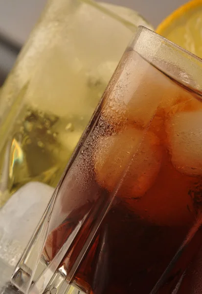 Cold beverages with ice cubes and lemon — Stock Photo, Image