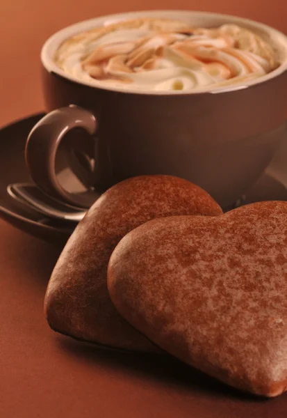 Lebkuchen und braune Kaffeetasse — Stockfoto