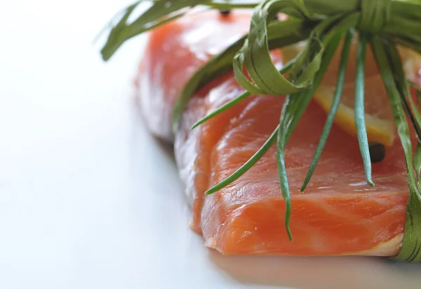 Filete de salmón con limón y pimienta —  Fotos de Stock