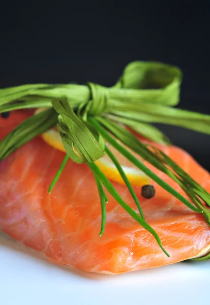 Salmon fillet with lemon and pepper — Stock Photo, Image