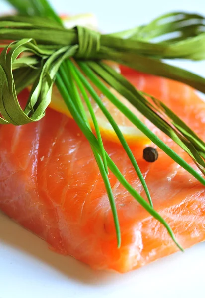 Salmon fillet with lemon and pepper — Stock Photo, Image