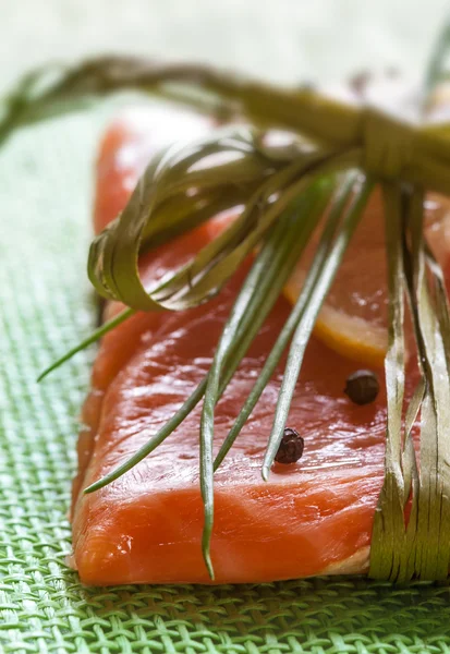 Salmon fillet with lemon and pepper — Stock Photo, Image