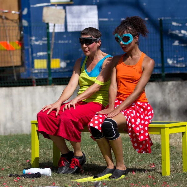 Acrors sitting on a bench — Stock Photo, Image