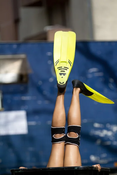 Schauspieler mit gelben Schwimmflossen — Stockfoto