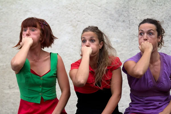 Visages drôles de trois femmes sur un banc — Photo