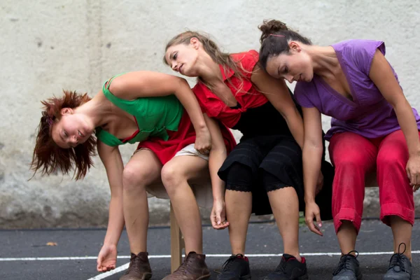 Trois danseurs s'inclinent sur un banc — Photo