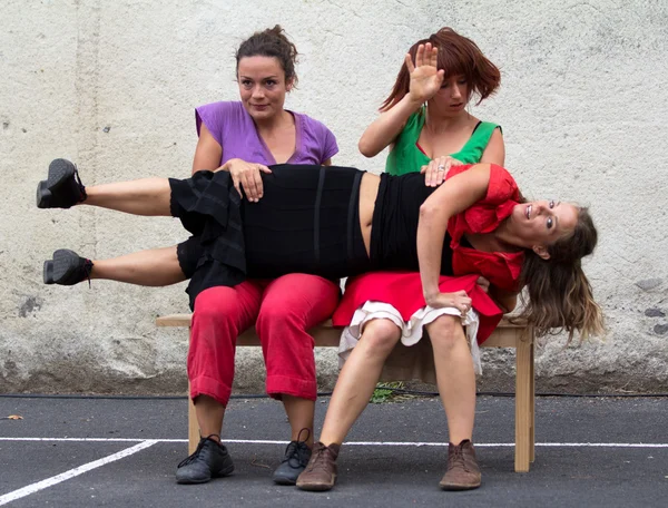 Танцовщица лежит на коленях у двух женщин — стоковое фото