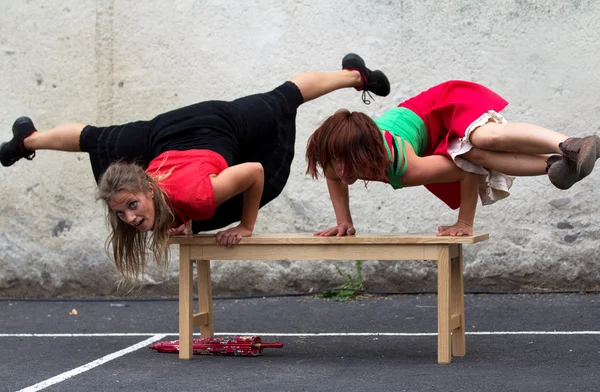 Les danseurs ayant eu beaucoup de tension dans les bras — Photo