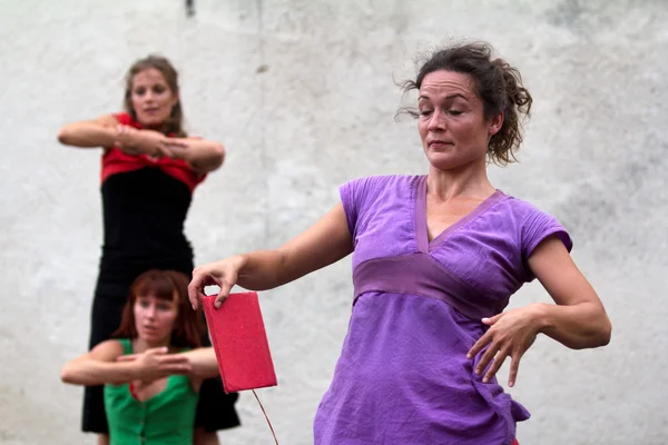 Danseuse tenant un livre — Photo