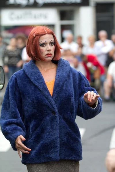 Mature actress inthe street — Stock Photo, Image