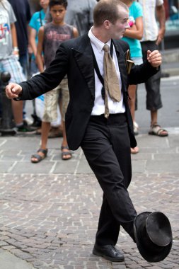 adam şapkasını ile oynama.