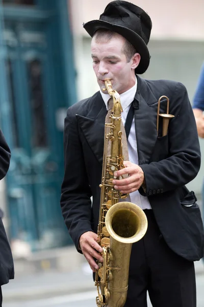 Musiker som spelar på gatan. — Stockfoto