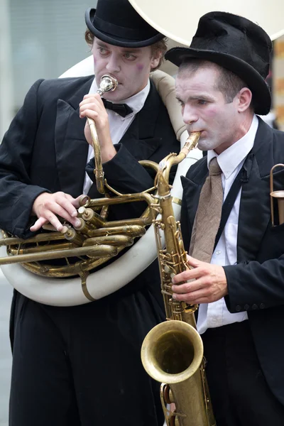 Musiker som spelar på gatan. — Stockfoto