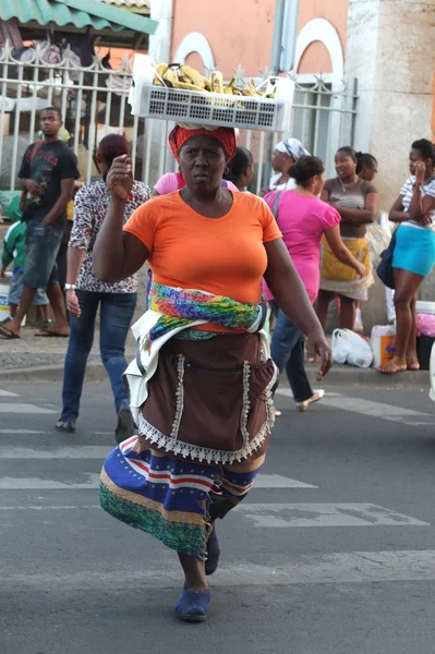Korg på huvudet av en afrikansk kvinna. — Stockfoto