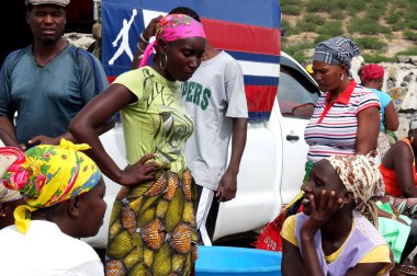 konuşurken bazı Afrikalı kadınlar.