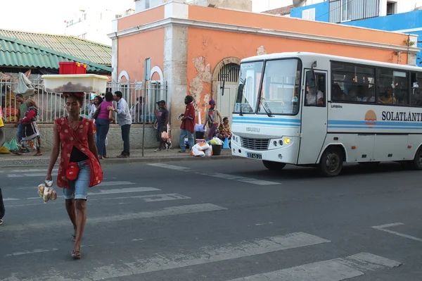 Femme portant des boîtes sur sa tête . — Photo