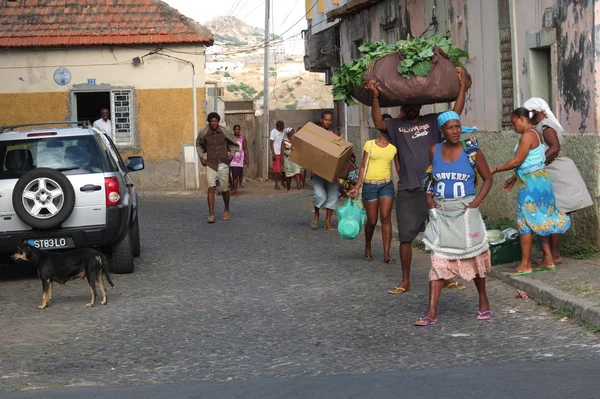 Afrika marketeküçük bir teknede Afrikalı erkekler.